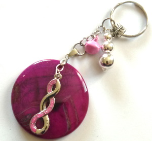 Porte Clé Agate rose foncé + pendentifs argentés et clochette