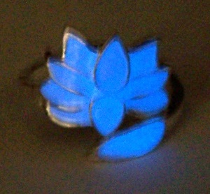 Bague florale Glow in the dark bleue ciel T55