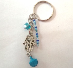 Porte Clef Main de Fatima + cristal et perles de rocailles et Clochette bleus