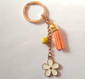 Porte Clef Pampille mandarine + fleur blanche et Clochette jaune