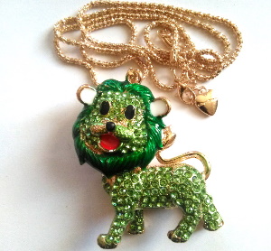 Collier grand pendentif Lion strass verts