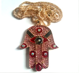 Collier grand pendentif Main de Fatima rose et rouge strass