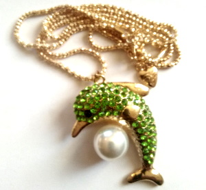 Collier grand pendentif Dauphin strass verts Perle