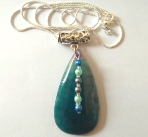 Collier Agate Veines de dragon Bleue + Pendentif perles coordonnées